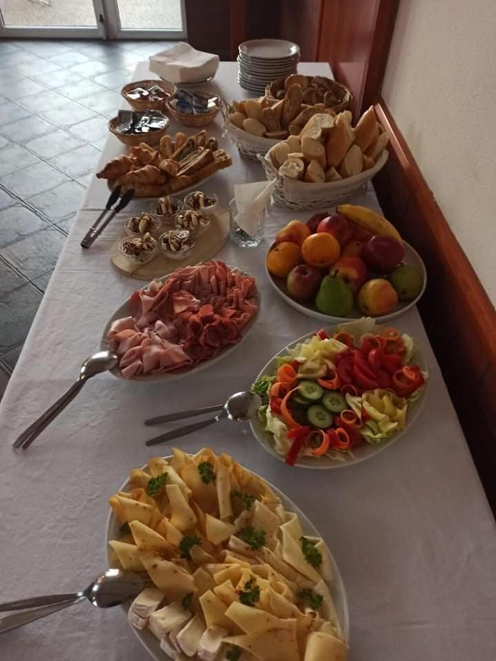 Restaurace A Penzion Garnet Όλομουτς Εξωτερικό φωτογραφία