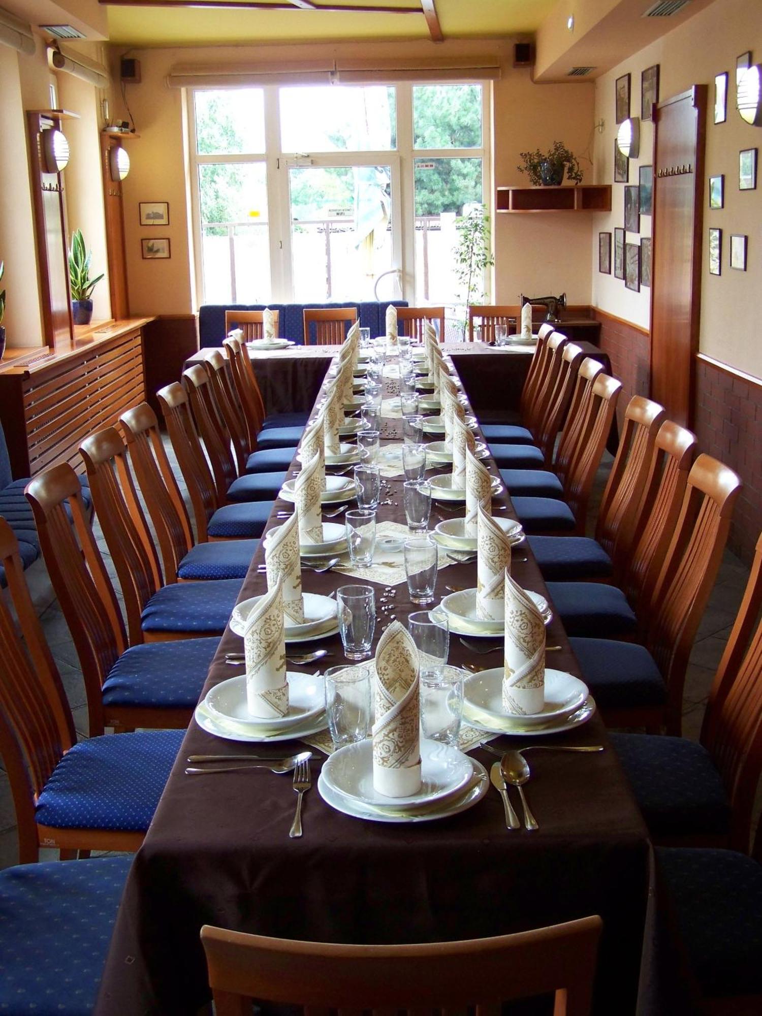 Restaurace A Penzion Garnet Όλομουτς Εξωτερικό φωτογραφία