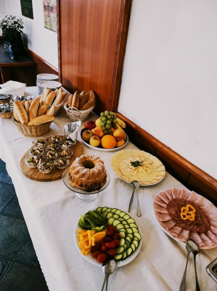 Restaurace A Penzion Garnet Όλομουτς Εξωτερικό φωτογραφία
