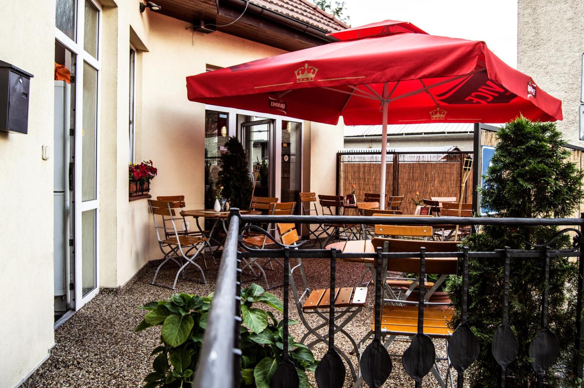 Restaurace A Penzion Garnet Όλομουτς Εξωτερικό φωτογραφία